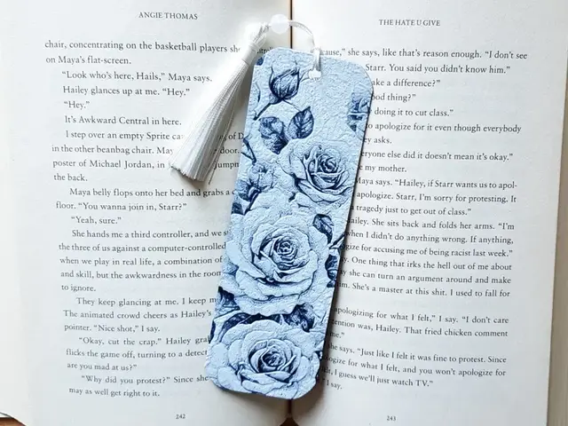 HueForge model: Bookmark, Roses on Lace by Dame Jo