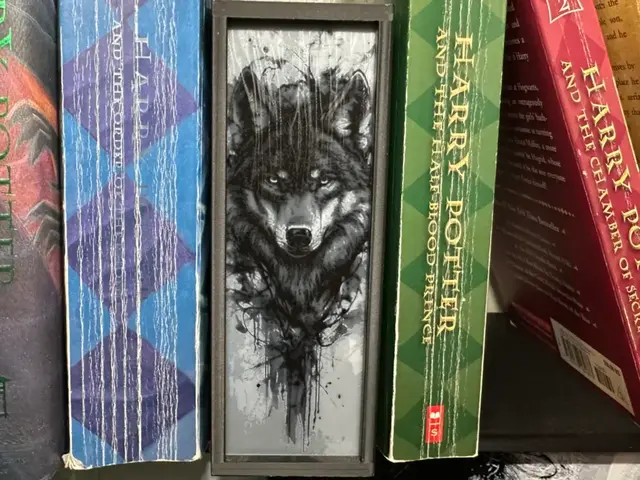 HueForge model: Wolf Bookmark - Flatforge by Hey Ben