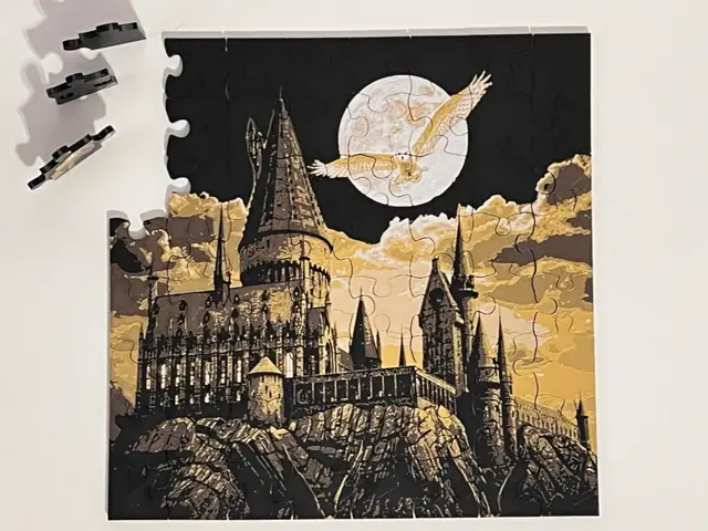 HueForge model: Puzzle - Hedwig over Hogwarts by 3djd