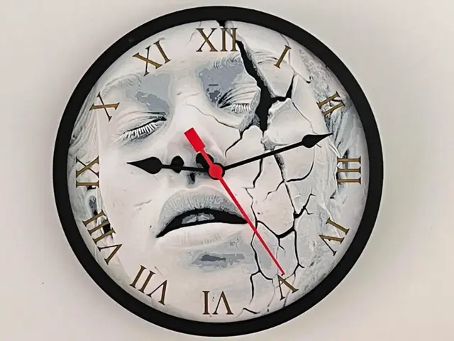 HueForge model: Customizable Clock -  Face in the Wall by 3djd
