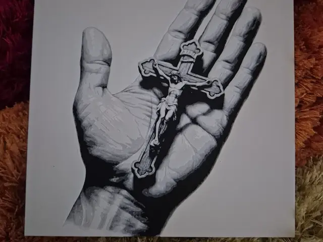 HueForge model: hand and cross 1 hueforge by Buntsta