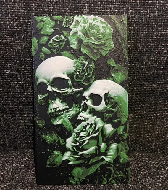 HueForge model: Green skulls and roses hueforge by Morganja