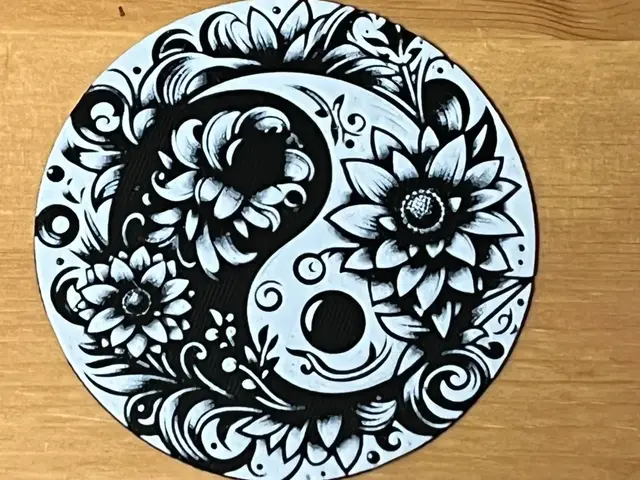 HueForge model: Ying and yang floral coaster by Morganja
