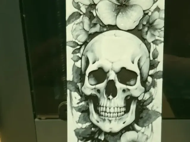 HueForge model: Skull and flowers bookmark - Just 2 colours v3 by 3dGlow