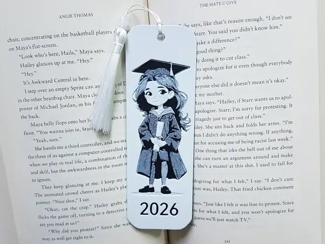 HueForge model: Bookmark, Girl Grad, Graduation by Dame Jo