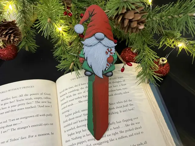 HueForge model: Christmas Gnome Bookmark or Planter Stake by 3djd