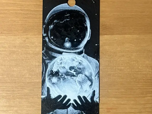 HueForge model: man holding the moon bookmark by Morganja