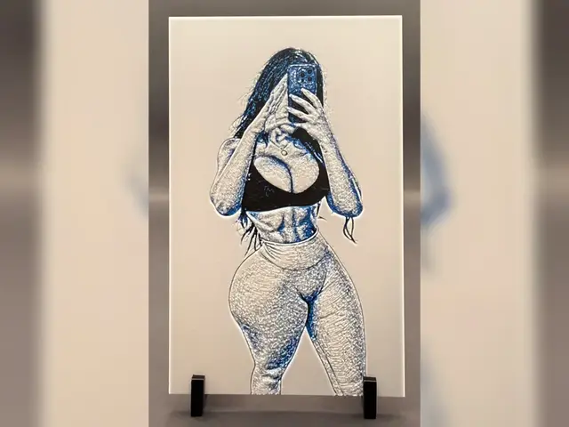 HueForge model: Gym Bunny Mirror Selfie Hueforge Sketch by Thadius