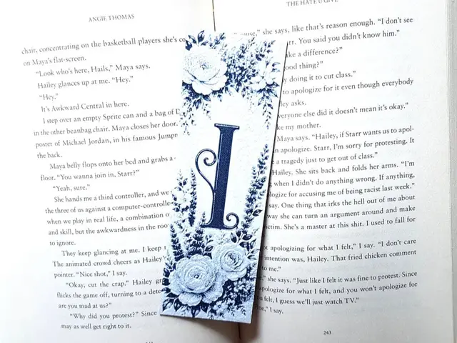 HueForge model: Bookmark, Monogram I, Floral Background, Hueforge by Dame Jo