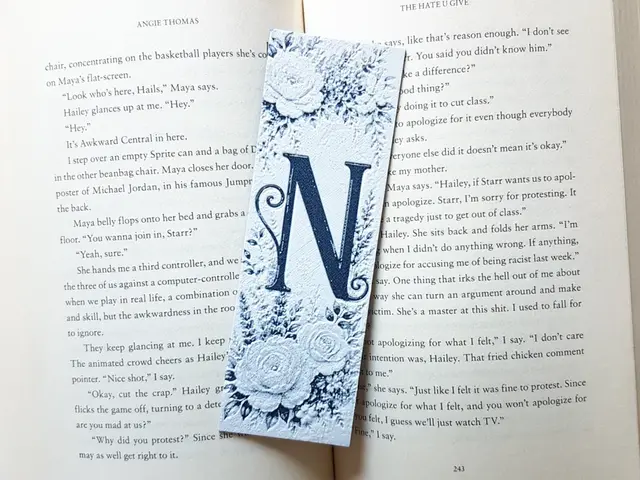 HueForge model: Bookmark, Monogram N, Floral Background, Hueforge by Dame Jo