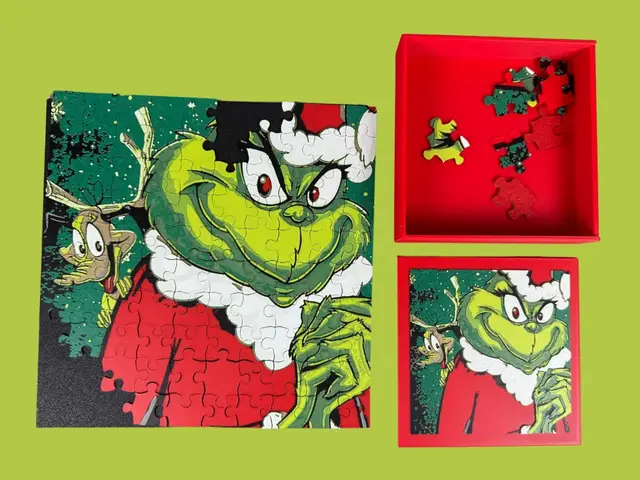 HueForge model: The Grinch and Max - Puzzle & Box Lid by Canadian Gamer