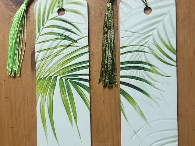HueForge model: x2  leaf bookmarks by Morganja