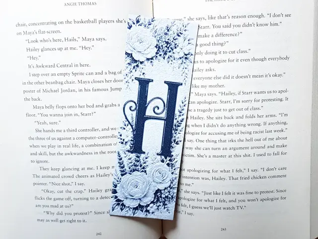 HueForge model: Bookmark, Monogram H, Floral Background, Hueforge by Dame Jo