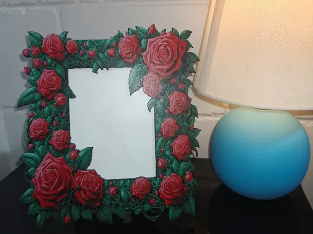 HueForge model: Roses Floral Photo Frame & Stand by TheHueforgeLady