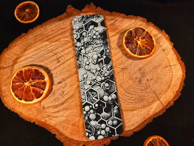 HueForge model: Honeycomb pattern bookmark - hueforge by EternalDesigns3D