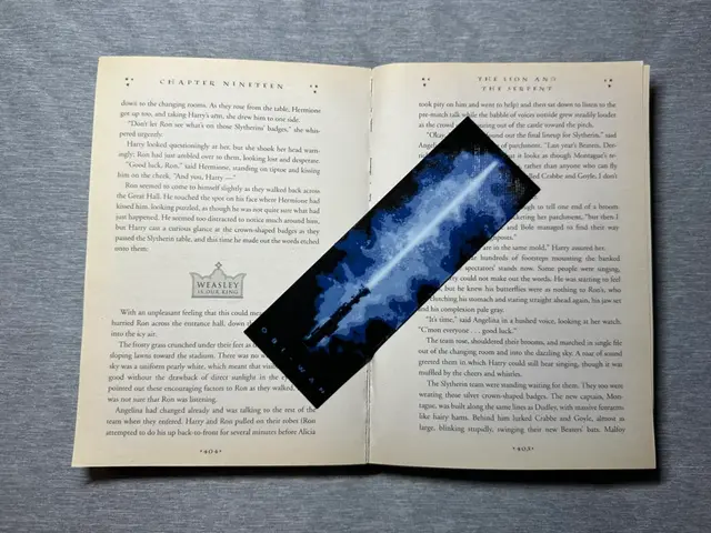 HueForge model: Obi-Wan Kenobi Light Saber Bookmark - Flatforge by Hey Ben