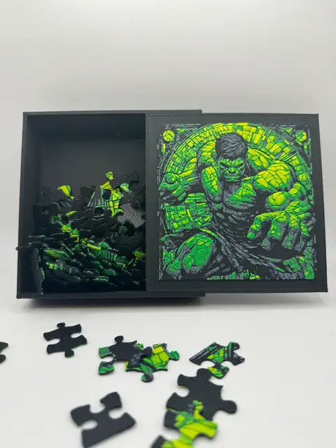 HueForge model: Puzzle Box Lid - Hulk Stained Glass by Canadian Gamer