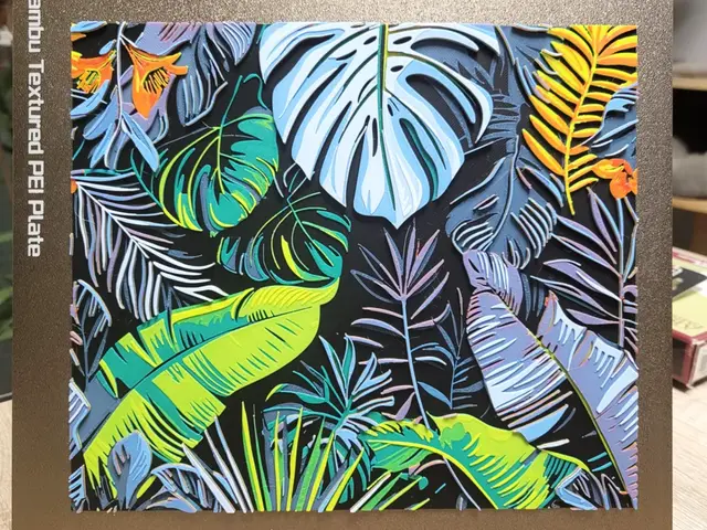 HueForge model: Tropical Leaves Multicolor - Hueforge 220x189 by Vincent111