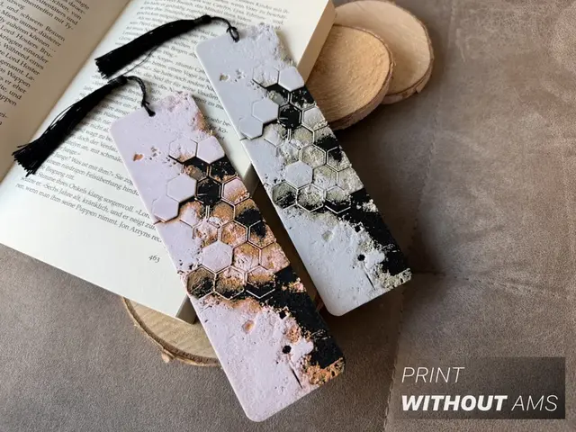 HueForge model: Hexagon Art - Bookmark by Loupes