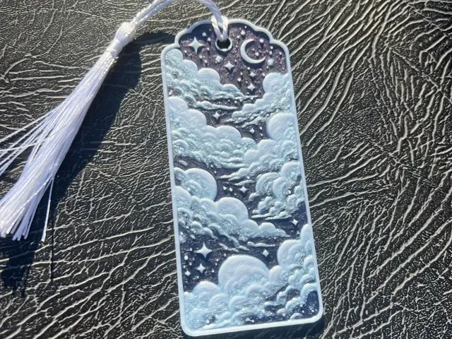HueForge model: Cloudy Moon Bookmark or Hanger by Leafy