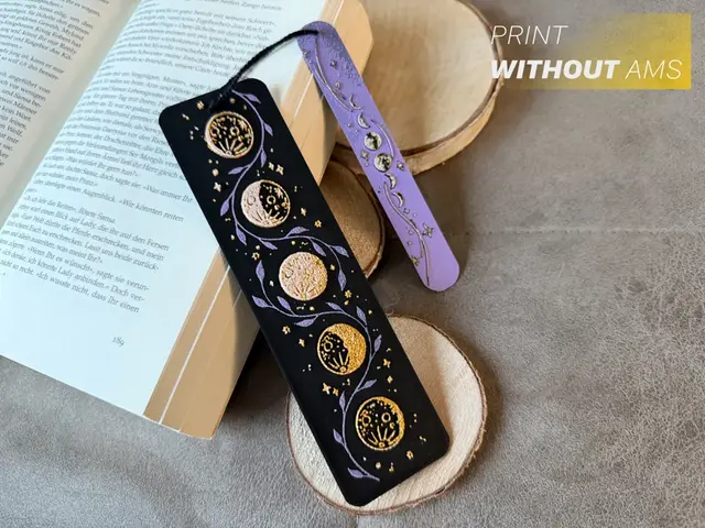 HueForge model: Moon Phases Bookmark by Loupes
