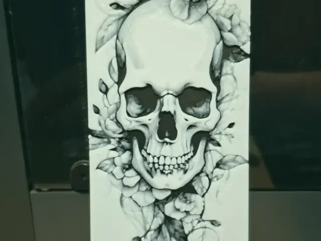 HueForge model: Skull and flowers bookmark - Just 2 colours v2 by 3dGlow