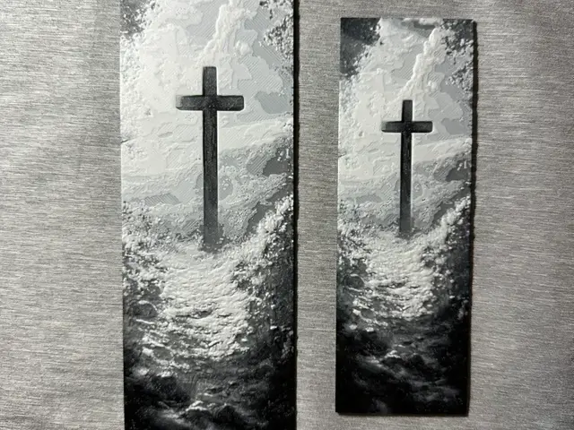 HueForge model: Cross Hueforge Bookmark - 2 sizes by Hey Ben