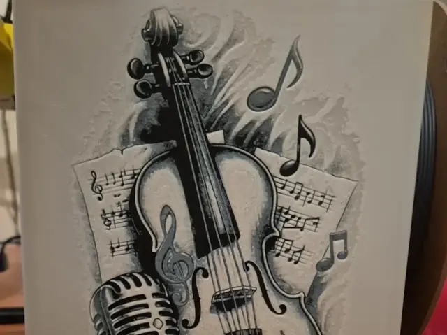 HueForge model: music mic and violin hueforge by Buntsta