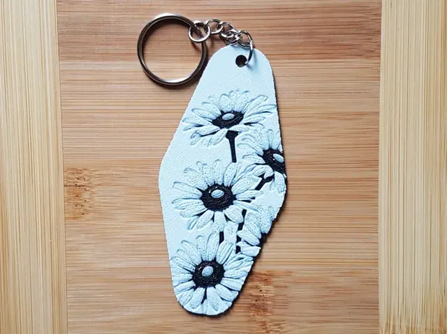 HueForge model: Hotel/Motel Style Keychain, Daisies by Dame Jo