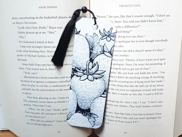 HueForge model: Bookmark, Strawberries B&W, Strawberry Festival by Dame Jo