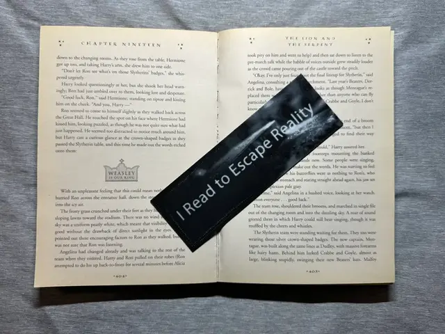 HueForge model: I Read to Escape Reality Bookmark - Flatforge by Hey Ben