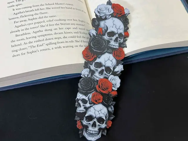 HueForge model: Skulls x Three Rose Bookmark by 3djd