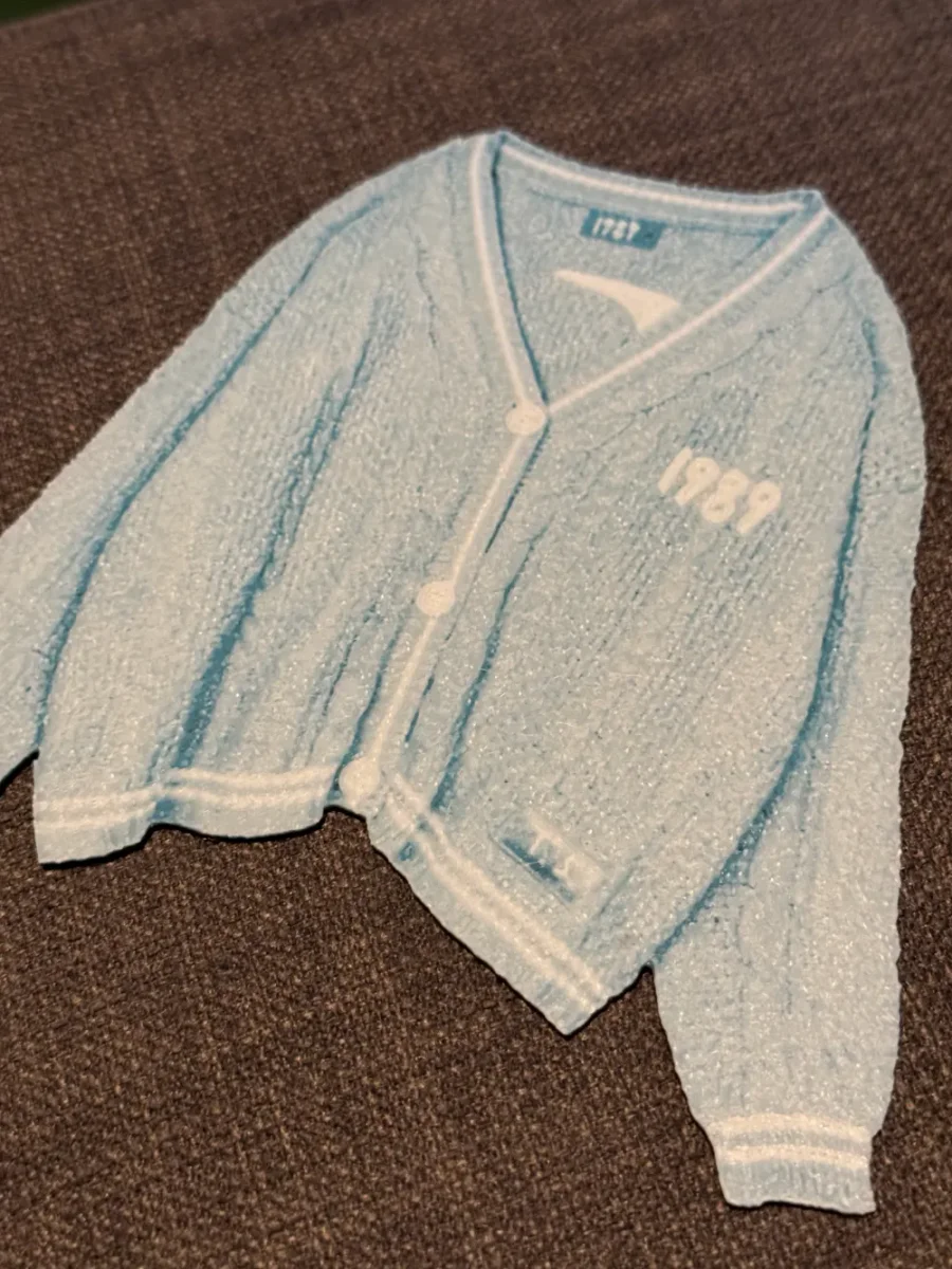 Taylor Swift 1989 Cardigan - Hueforge Print by cyanidesugar HueForge model: Taylor Swift 1989 Cardigan - Hueforge Print by cyanidesugar