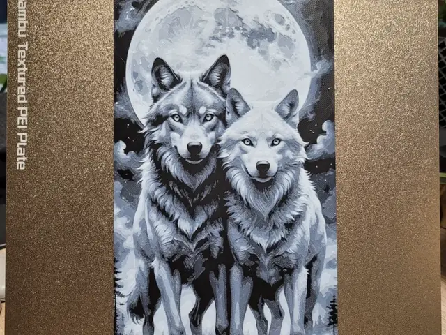 HueForge model: Wolf Under The Full Moon - Hueforge 132x235 by Vincent111