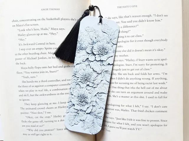 HueForge model: Bookmark, lace flowers by Dame Jo