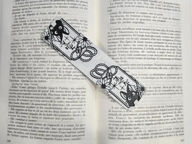 Bookmark Jiji flowers  Only Black & White
