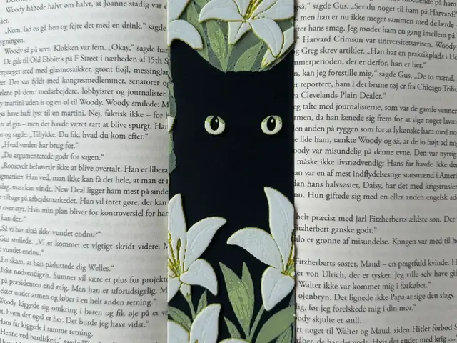 HueForge model: Cat Bookmark with white flowers by Copenhagen Crafter