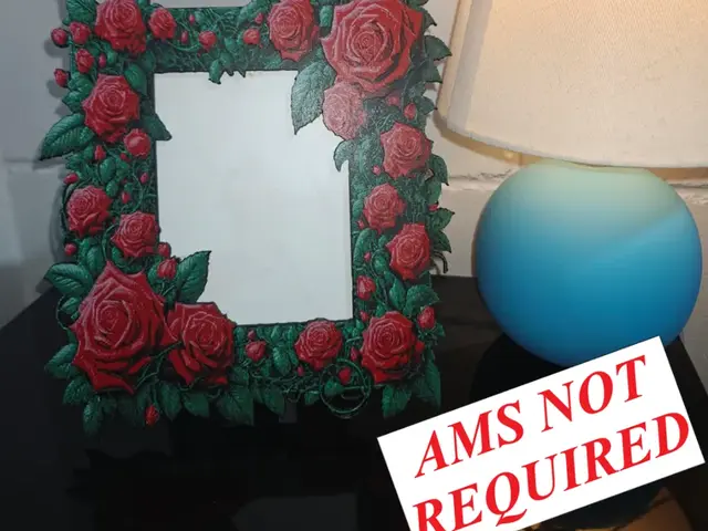 HueForge model: Roses Floral Photo Frame & Stand by TheHueforgeLady