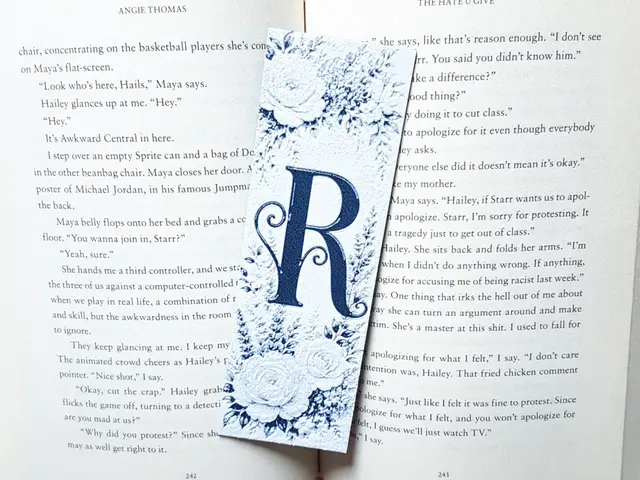HueForge model: Bookmark, Monogram R, Floral Background, Hueforge by Dame Jo