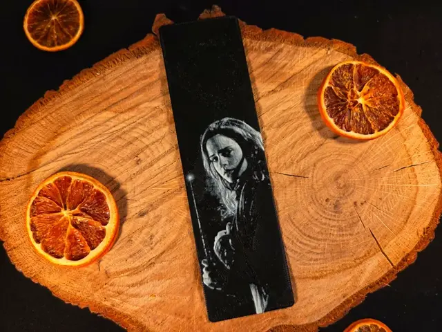 HueForge model: Harry Potter Hermione portrait bookmark - hueforge by EternalDesigns3D